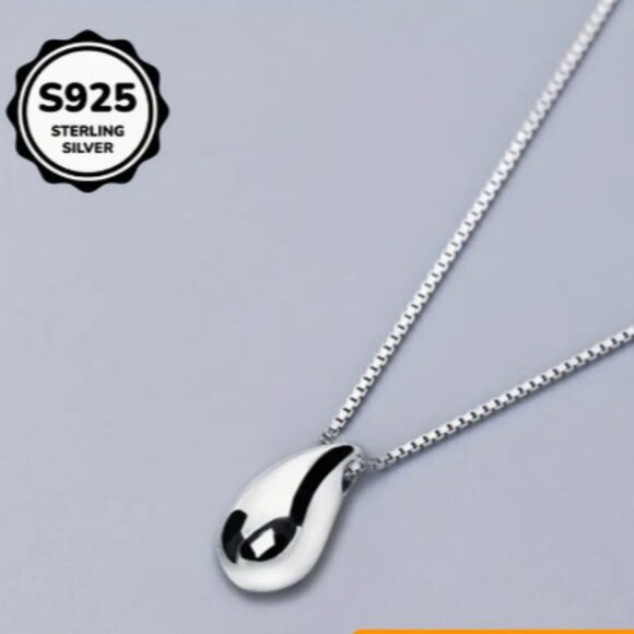 Silvery Teardrop Necklace New in Box - Picture 4 of 4